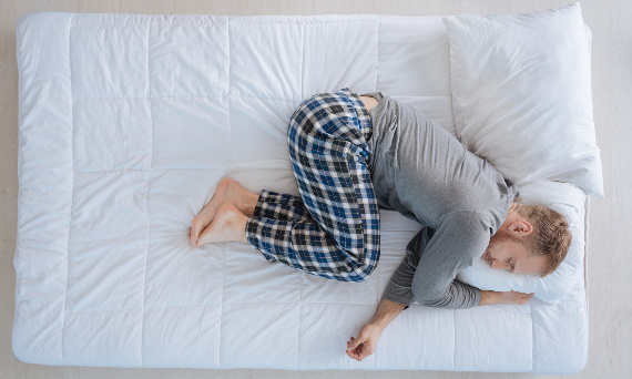 Orthopädisches Kissen zum Schlafen für Seiten-, Bauch und Rückenschläfer – welches sollte man wählen?