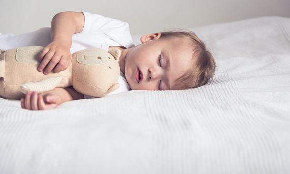 Wann sollte man vom Kinderbett in ein Bett wechseln?