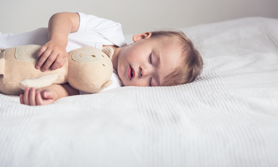 Wie bringt man einem Kind bei, bei seinen Eltern zu schlafen?