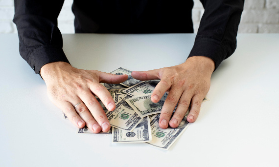 Träumer Papiergeld – Zählen von Banknoten in einem Traum – Matratze online kaufen | Godre | Finden Sie die beste Matratze